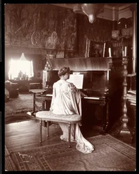Mevrouw I. M. Clark aan de piano, 1904